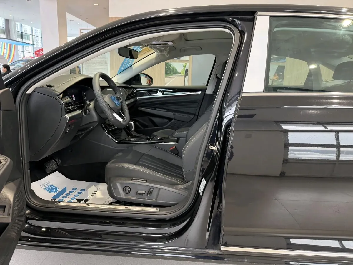 2025 Volkswagen Passat 2.0T 220HP L4 7DCT,autocango,china used car exporter,china ev exporter,chinese used car exporter,chinese used ev exporter