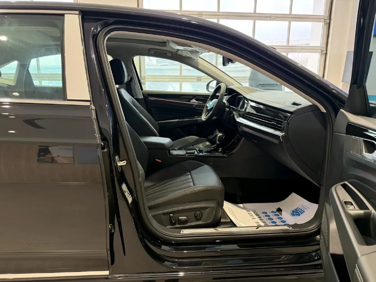 2025 Volkswagen Passat 2.0T 220HP L4 7DCT,autocango,china used car exporter,china ev exporter,chinese used car exporter,chinese used ev exporter