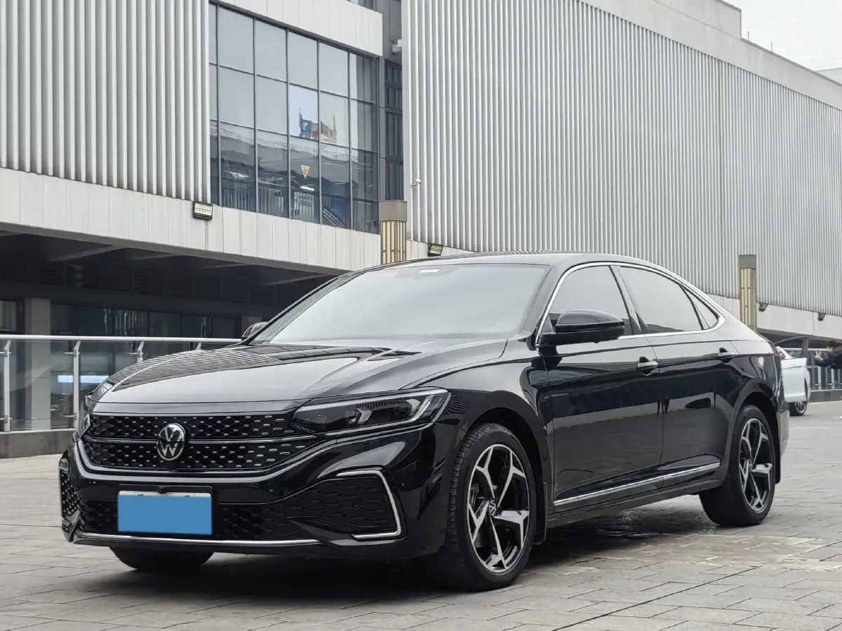 2024 Volkswagen Passat 2.0T 220HP L4 7DCT