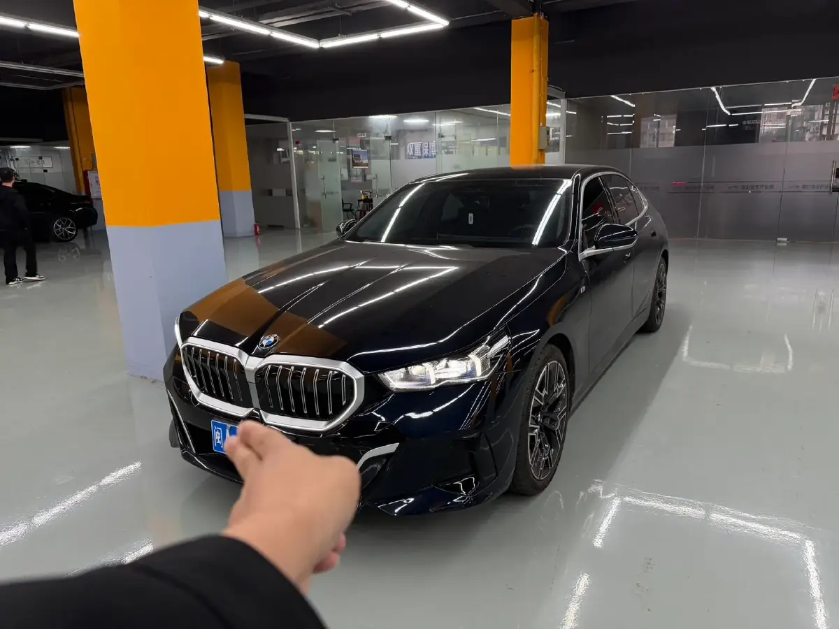 2025 BMW 5 Series 2.0T 258HP L4 8AT