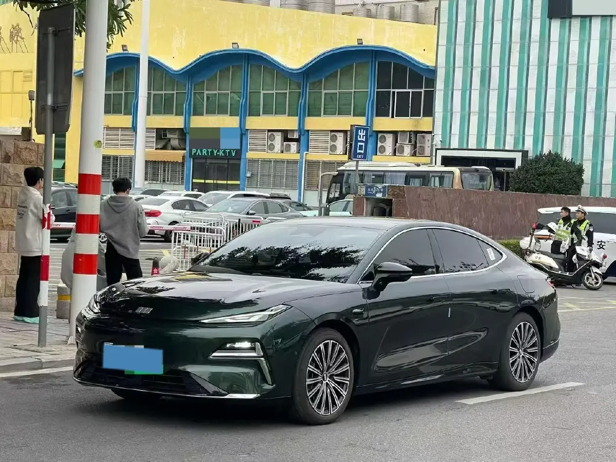 2025 Geely Galaxy Starshine 8 1.5T 163HP L4 3DHT PHEV 18.4KWH