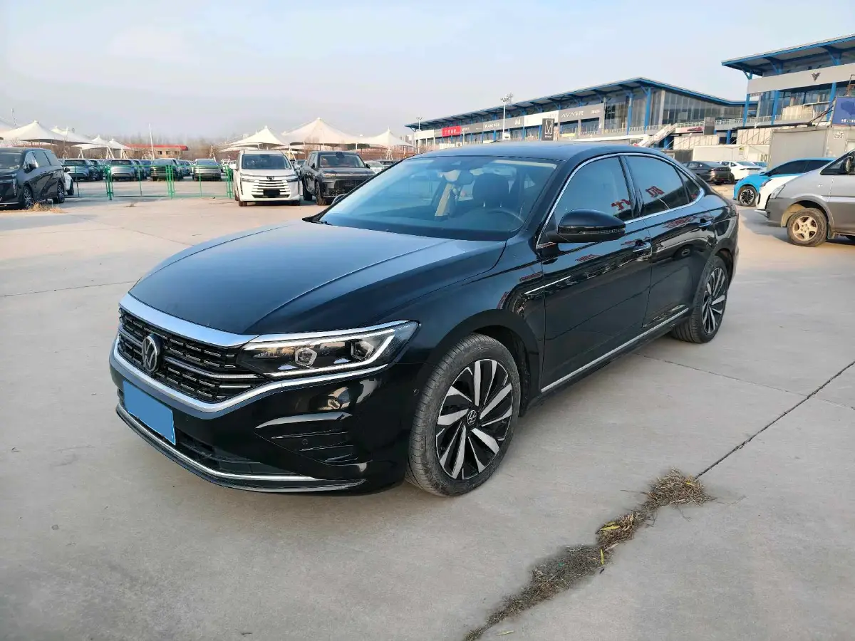2023 Volkswagen Passat 2.0T 220HP L4 7DCT