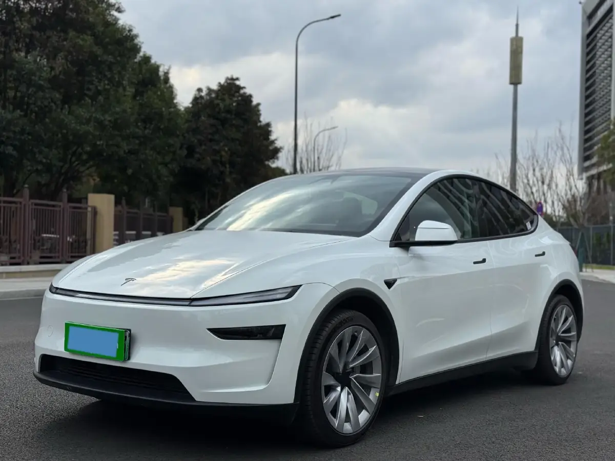 2025 Tesla Model Y L BEV