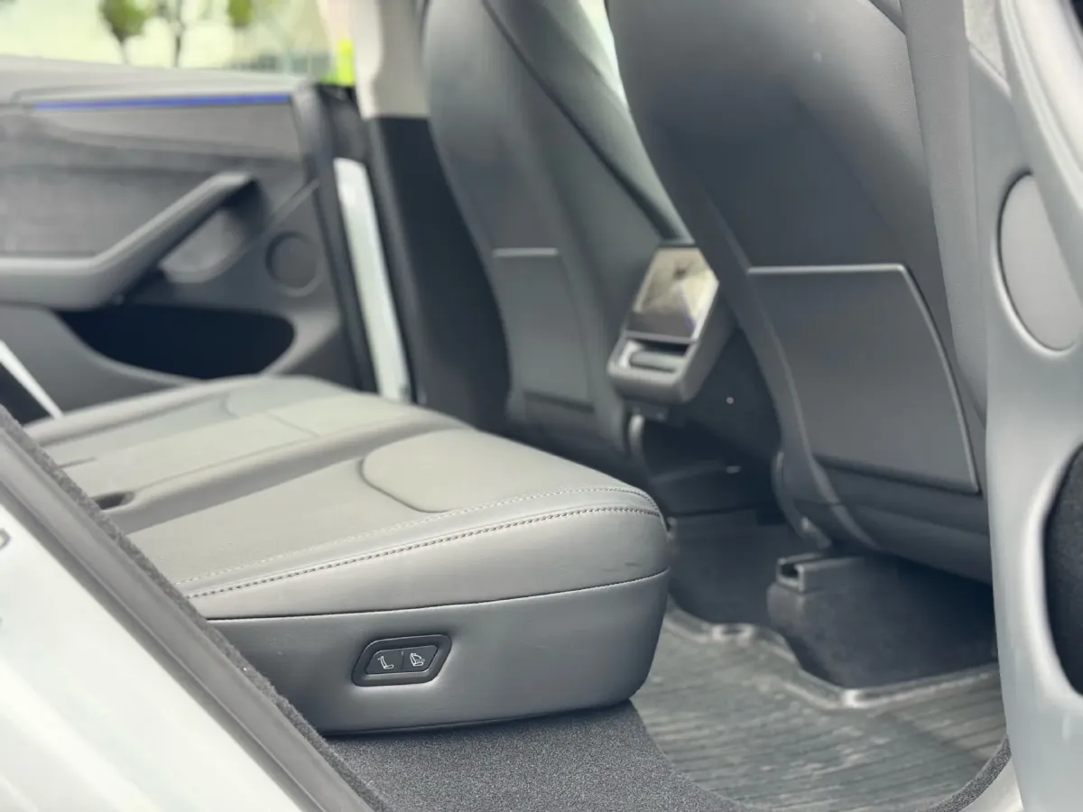 2025 Tesla Model Y L BEV,autocango,china used car exporter,china ev exporter,chinese used car exporter,chinese used ev exporter