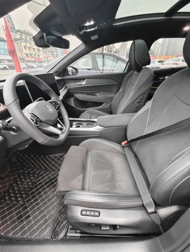 2025 Volkswagen Passat 2.0T 220HP L4 7DCT,autocango,china used car exporter,china ev exporter,chinese used car exporter,chinese used ev exporter