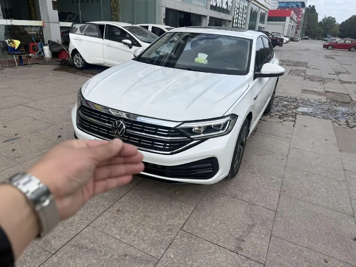 2023 Volkswagen Sagitar 1.5T 160HP L4 7DCT