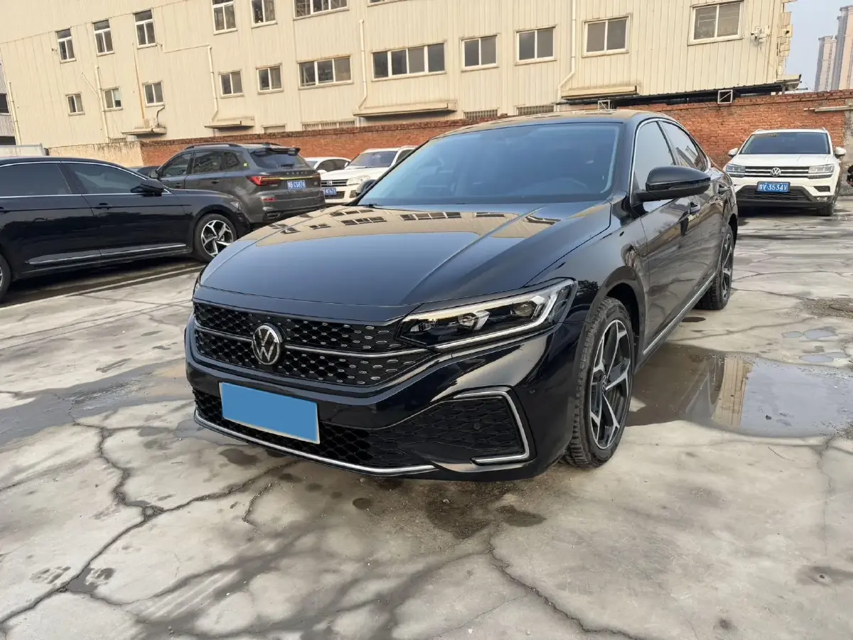 2024 Volkswagen Passat 2.0T 220HP L4 7DCT