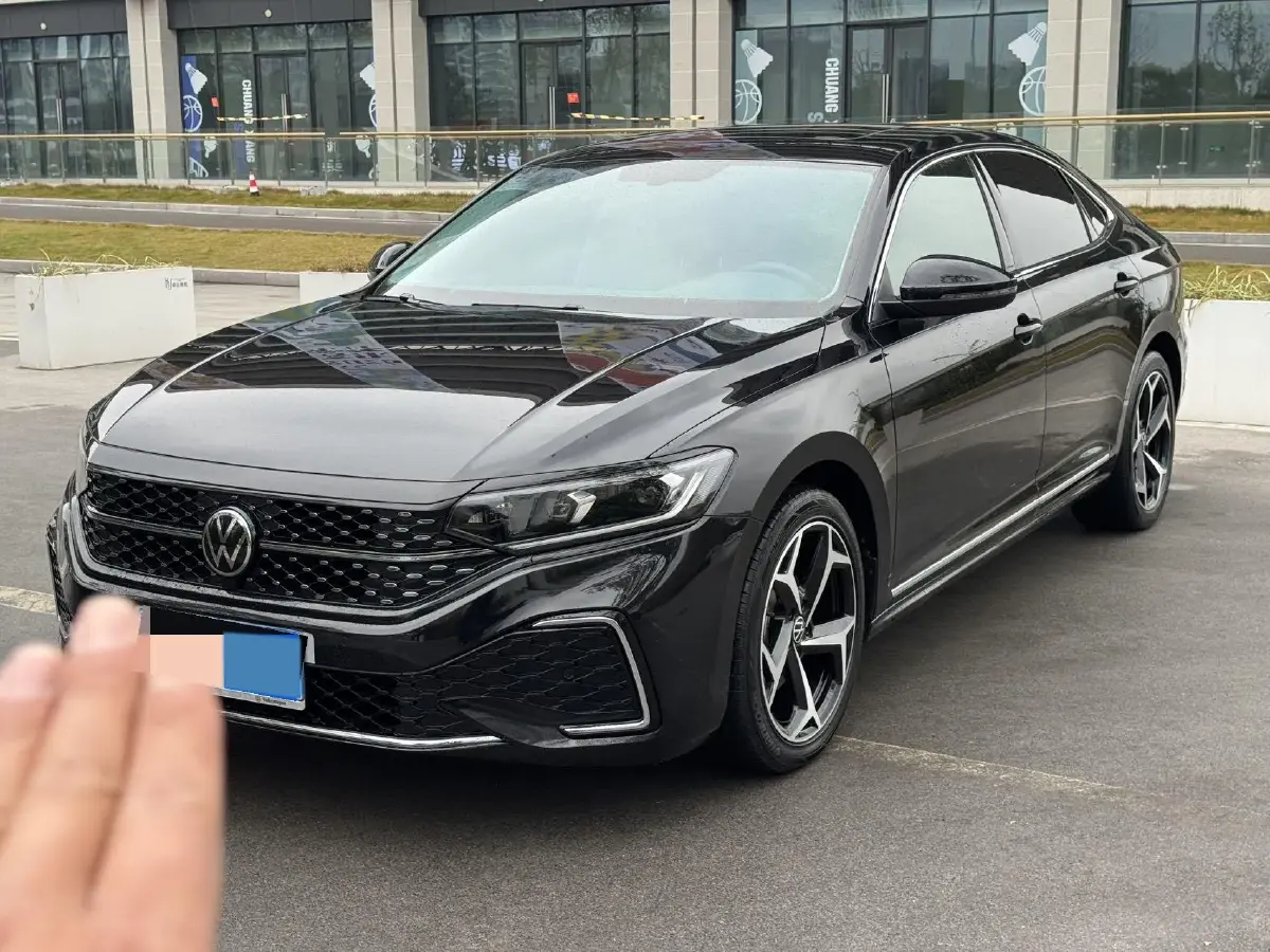 2025 Volkswagen Passat 2.0T 220HP L4 7DCT