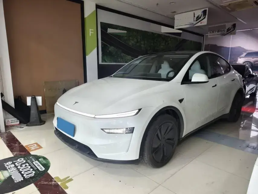 2025 Tesla Model Y BEV 62.5KWH