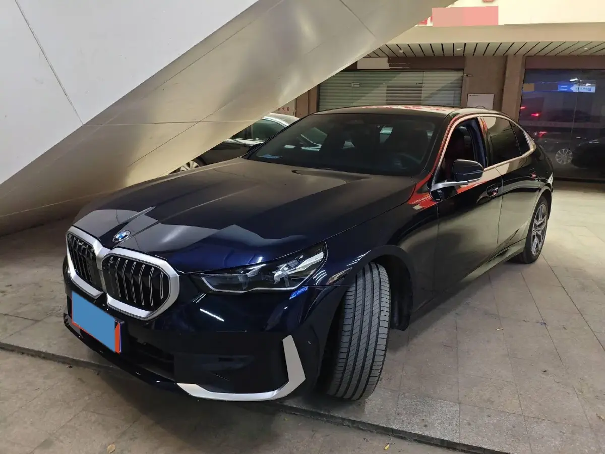 2024 BMW 5 Series 2.0T 258HP L4 8AT