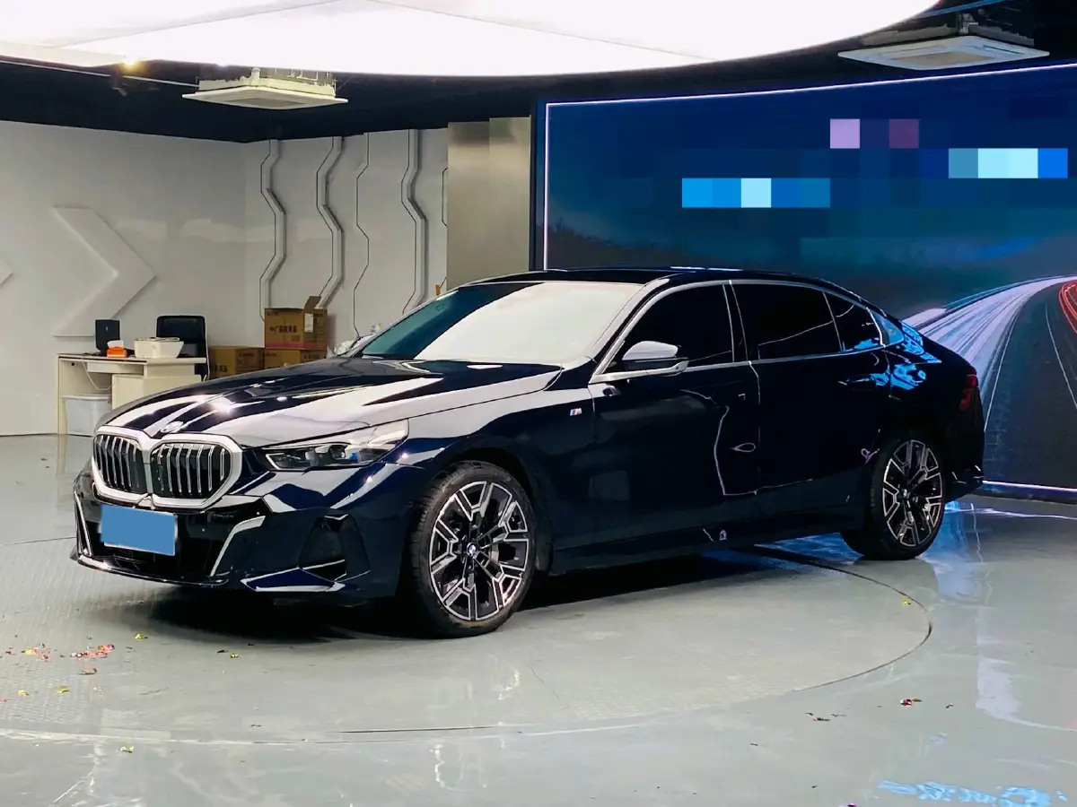 2025 BMW 5 Series 2.0T 258HP L4 8AT