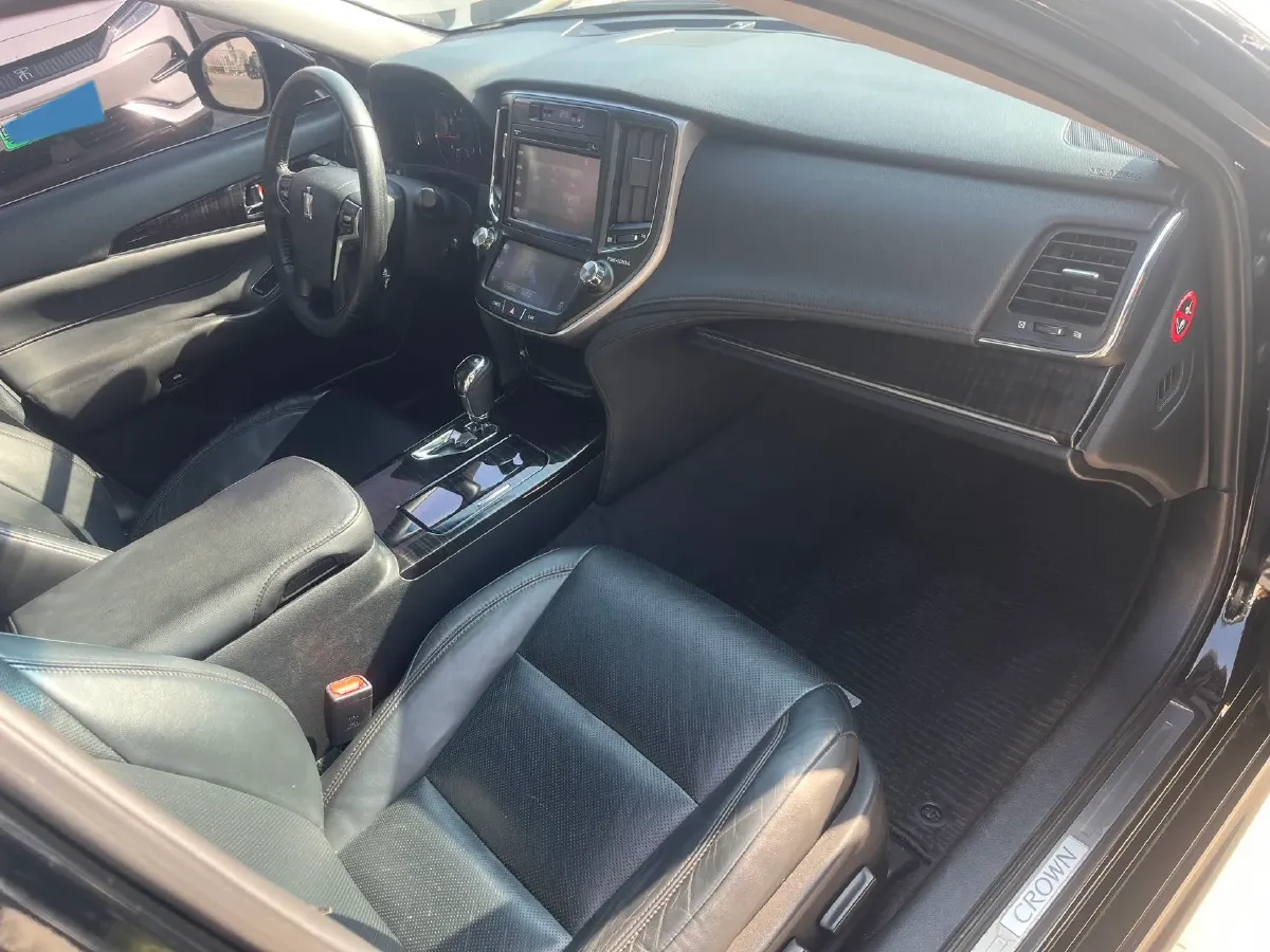 2015 Toyota Crown 2.0T 235HP L4 8AT,autocango,china used car exporter,china ev exporter,chinese used car exporter,chinese used ev exporter