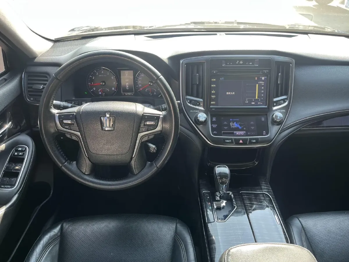 2015 Toyota Crown 2.0T 235HP L4 8AT,autocango,china used car exporter,china ev exporter,chinese used car exporter,chinese used ev exporter