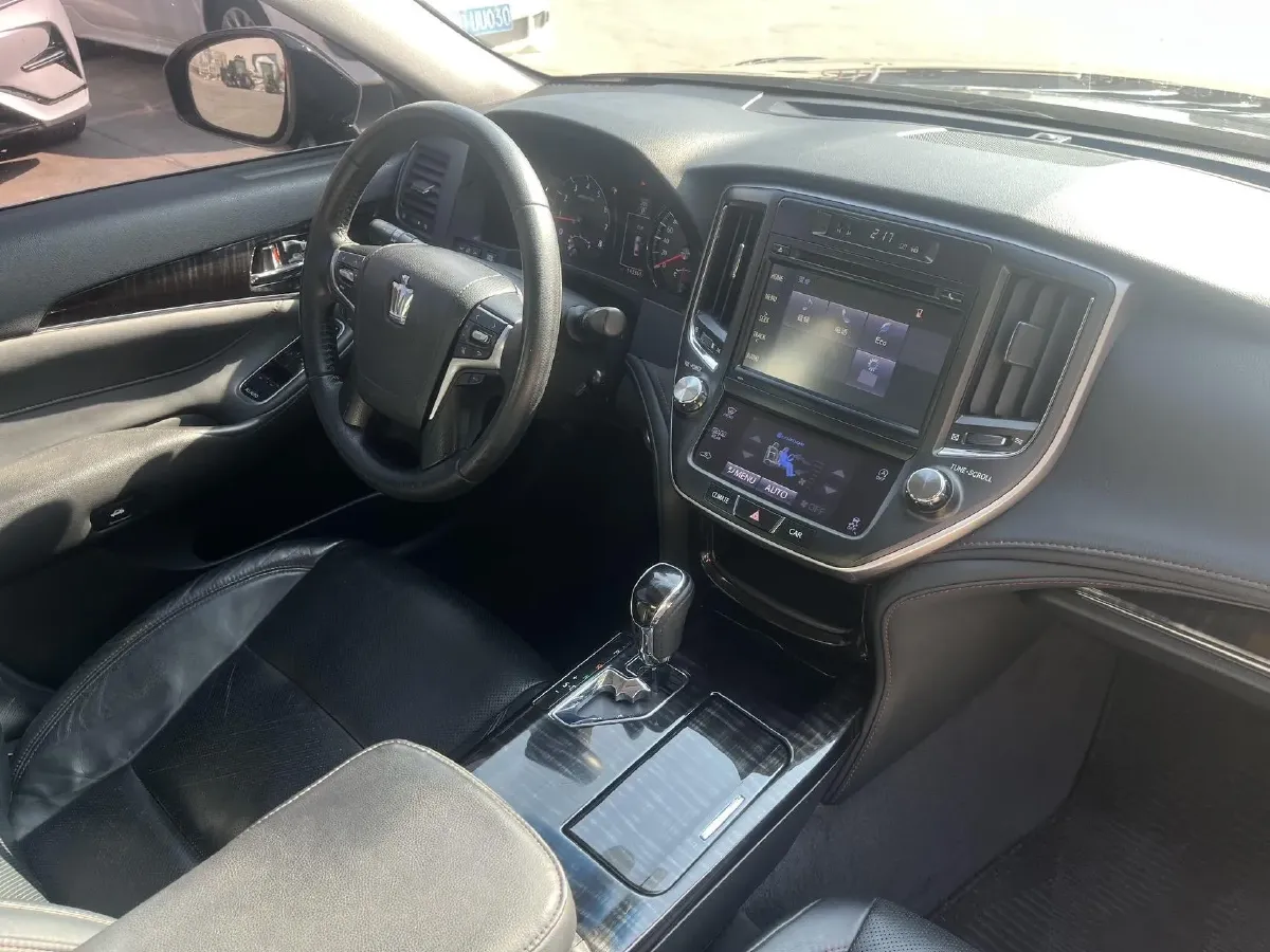 2015 Toyota Crown 2.0T 235HP L4 8AT,autocango,china used car exporter,china ev exporter,chinese used car exporter,chinese used ev exporter