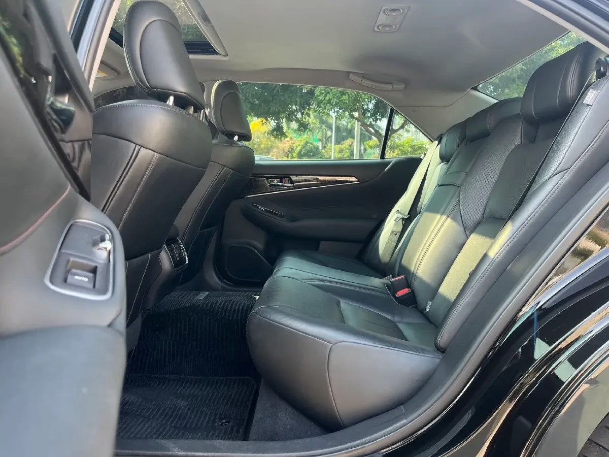 2015 Toyota Crown 2.0T 235HP L4 8AT,autocango,china used car exporter,china ev exporter,chinese used car exporter,chinese used ev exporter