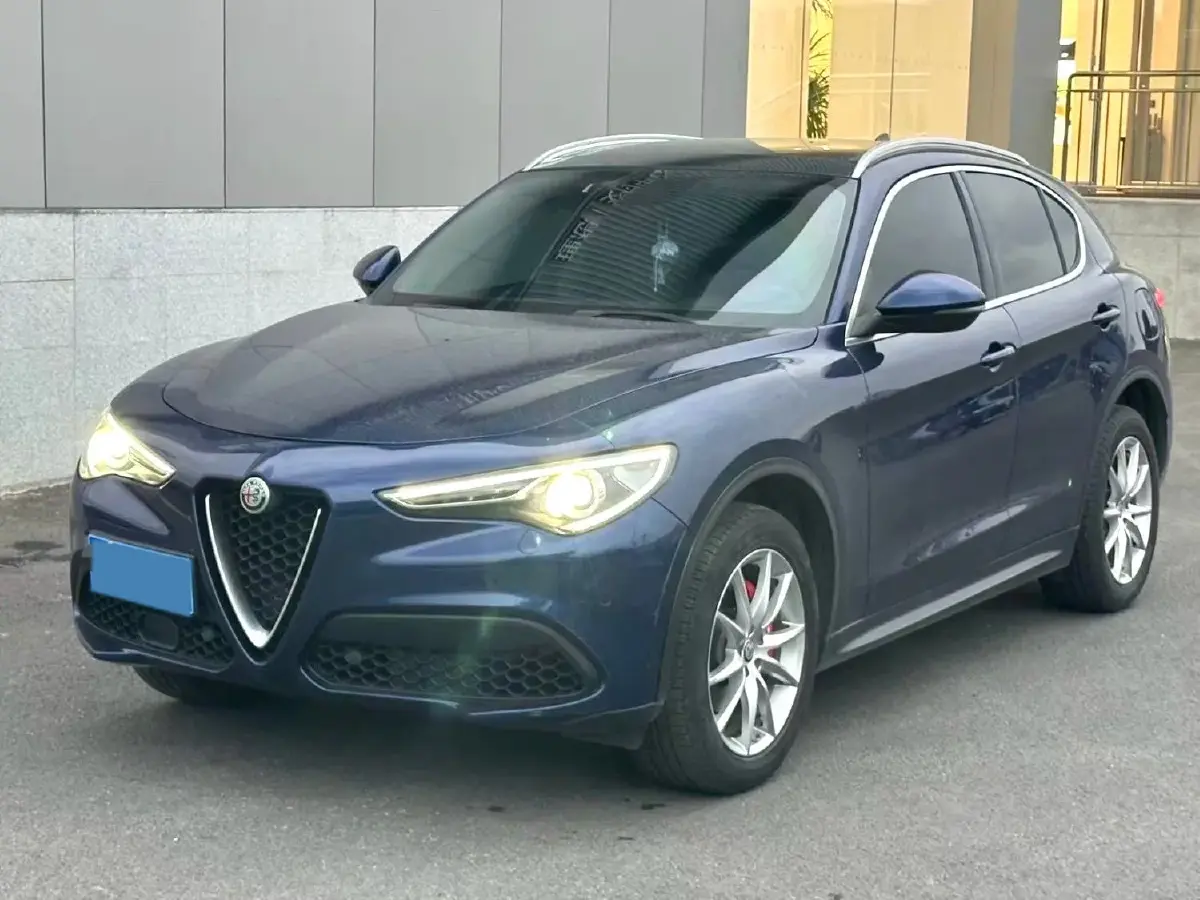 2017 Alfa Romeo Stelvio 2.0T 280HP L4 8AT