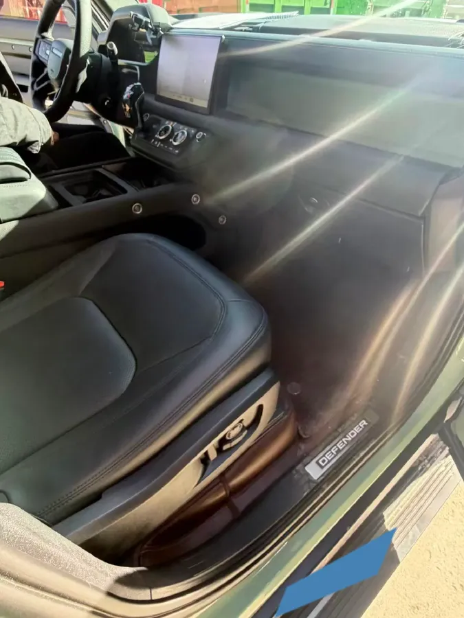 2023 Land Rover Defender 3.0T 400HP L6 8AT,autocango,china used car exporter,china ev exporter,chinese used car exporter,chinese used ev exporter