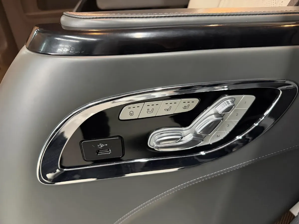 2021 Mercedes-Benz Vito 2.0T 211HP L4 9AT,autocango,china used car exporter,china ev exporter,chinese used car exporter,chinese used ev exporter