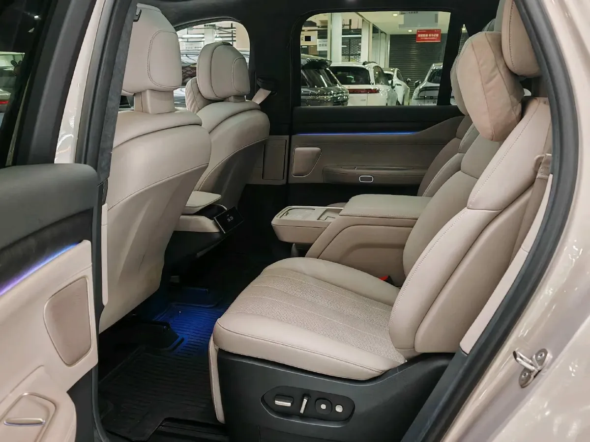 2024 Porsche Macan All-Electric BEV 100KWH,autocango,china used car exporter,china ev exporter,chinese used car exporter,chinese used ev exporter