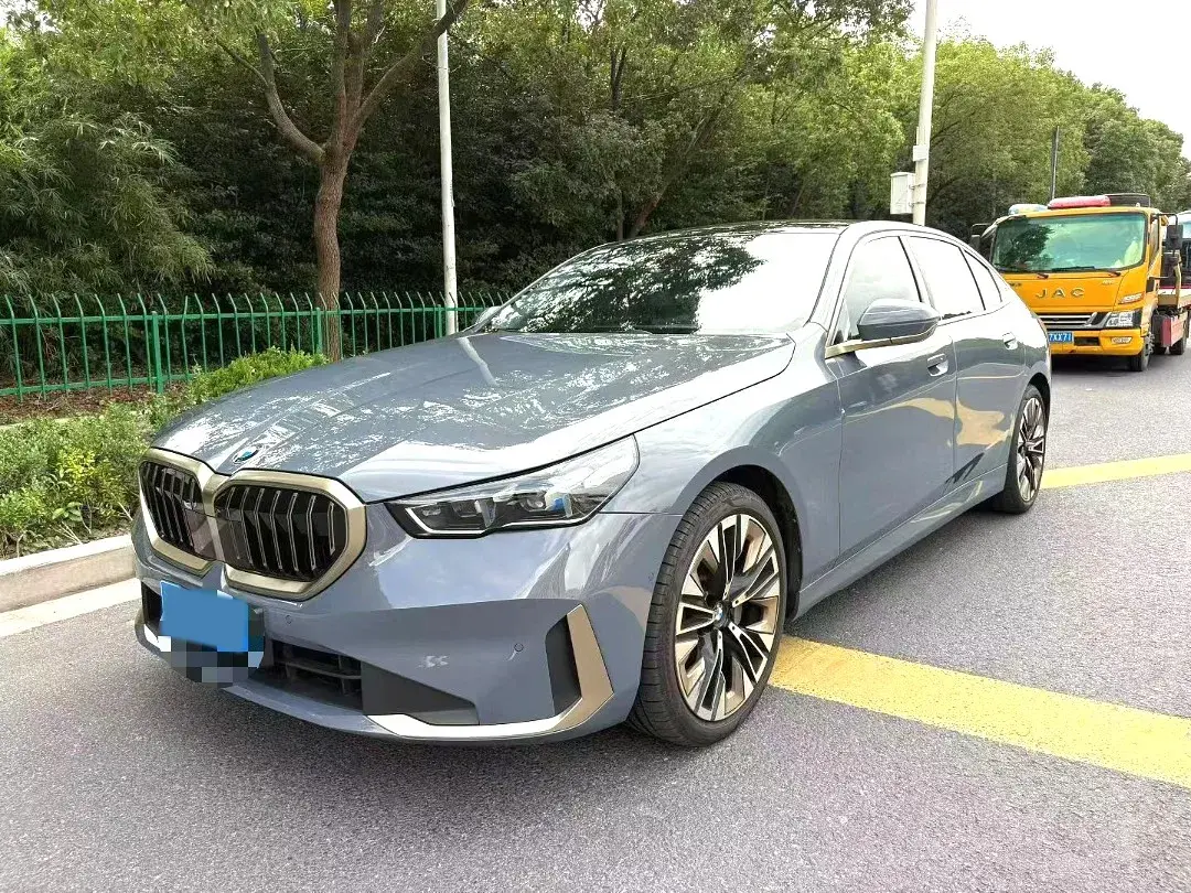 2024 BMW 5 Series 2.0T 258HP L4 8AT