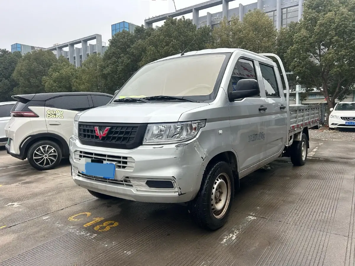 2022 WuLing RongGuang New Truck 1.5L 102HP L4 5MT