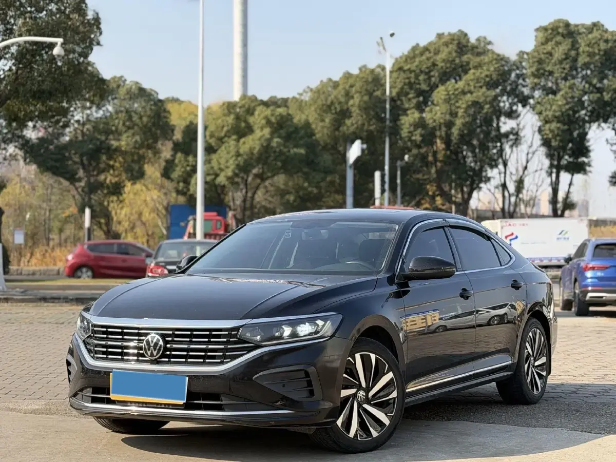 2024 Volkswagen Passat 2.0T 220HP L4 7DCT