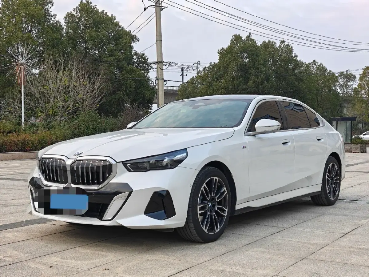 2025 BMW 5 Series 2.0T 258HP L4 8AT