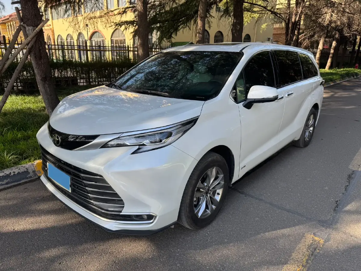 2024 Toyota Sienna 2.5L 189HP L4 E-CVT Hybrid