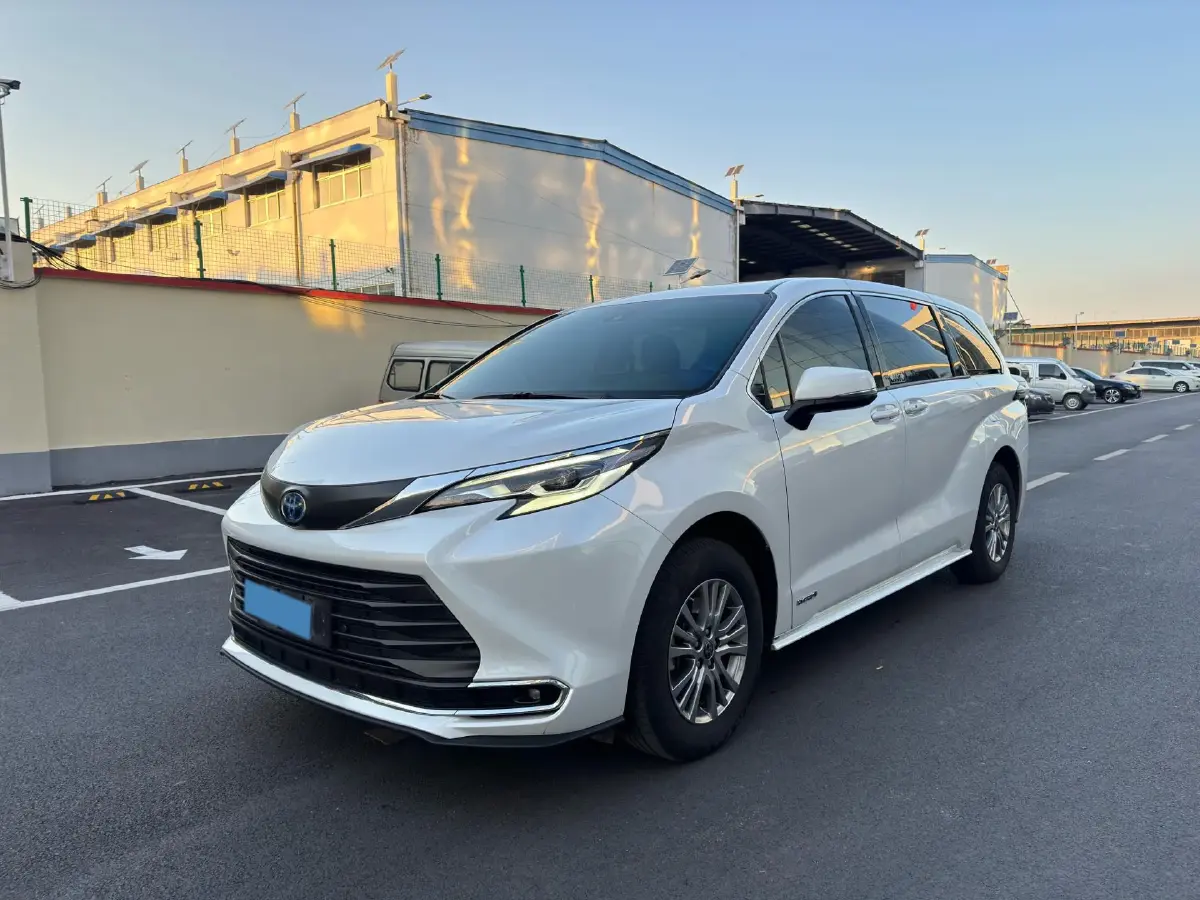 2023 Toyota Sienna 2.5L 189HP L4 E-CVT Hybrid