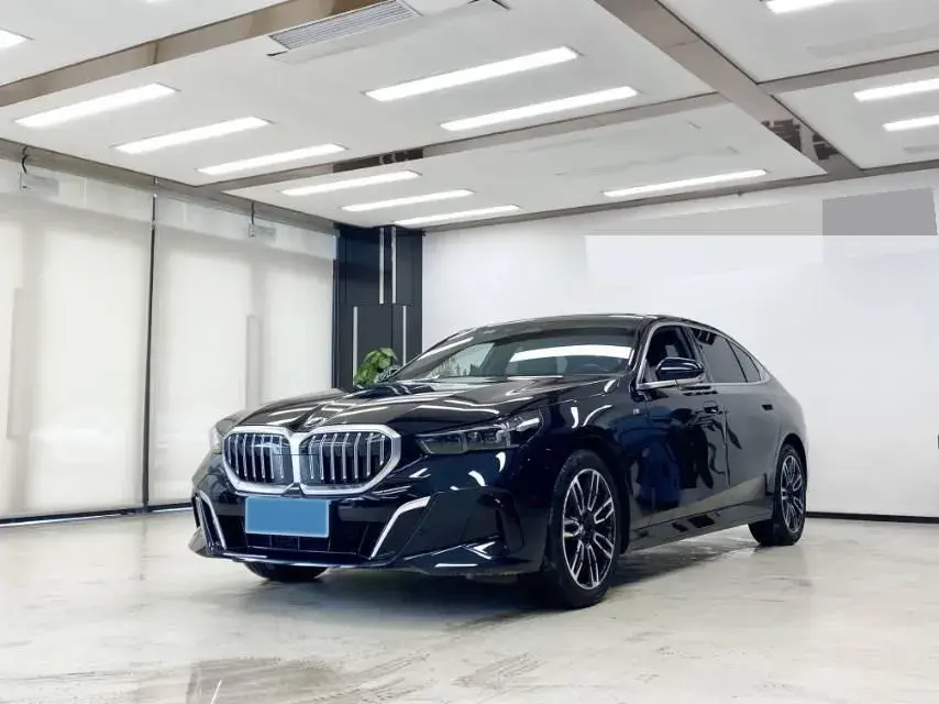 2024 BMW 5 Series 2.0T 258HP L4 8AT