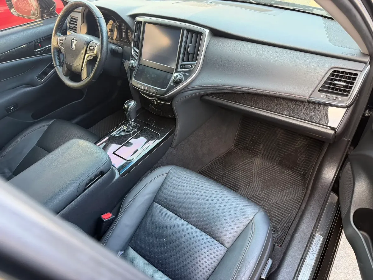 2018 Toyota Crown 2.0T 235HP L4 8AT,autocango,china used car exporter,china ev exporter,chinese used car exporter,chinese used ev exporter