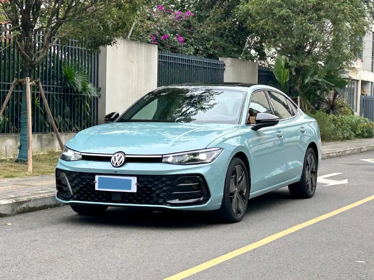 2025 Volkswagen Passat 2.0T 220HP L4 7DCT