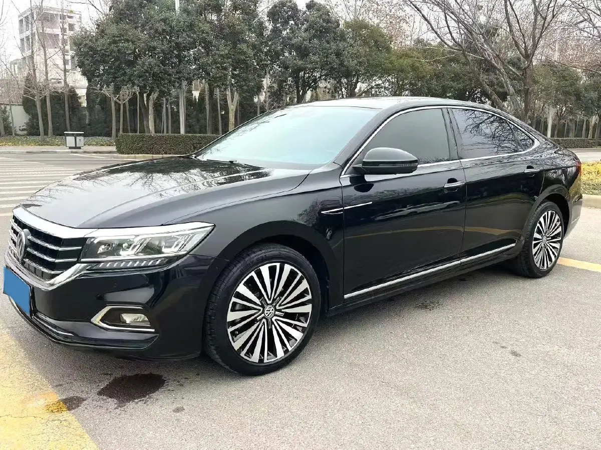 2019 Volkswagen Passat 2.0T 220HP L4 7DCT
