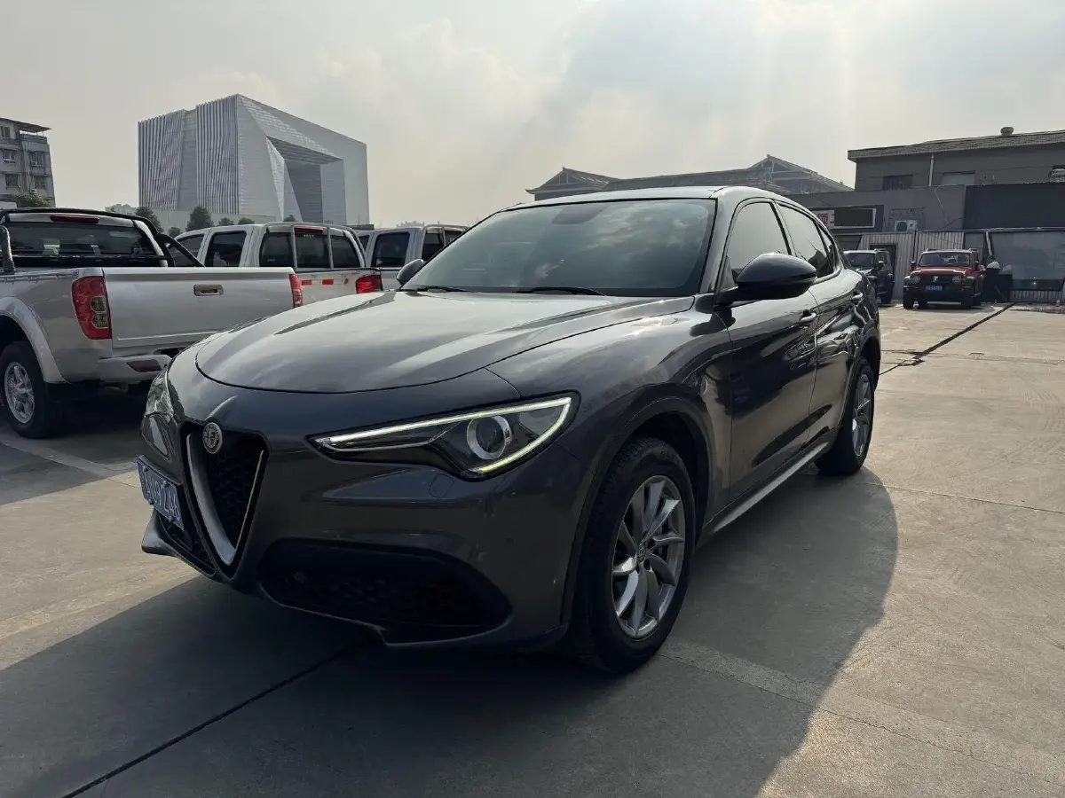 2017 Alfa Romeo Stelvio 2.0T 200HP L4 8AT