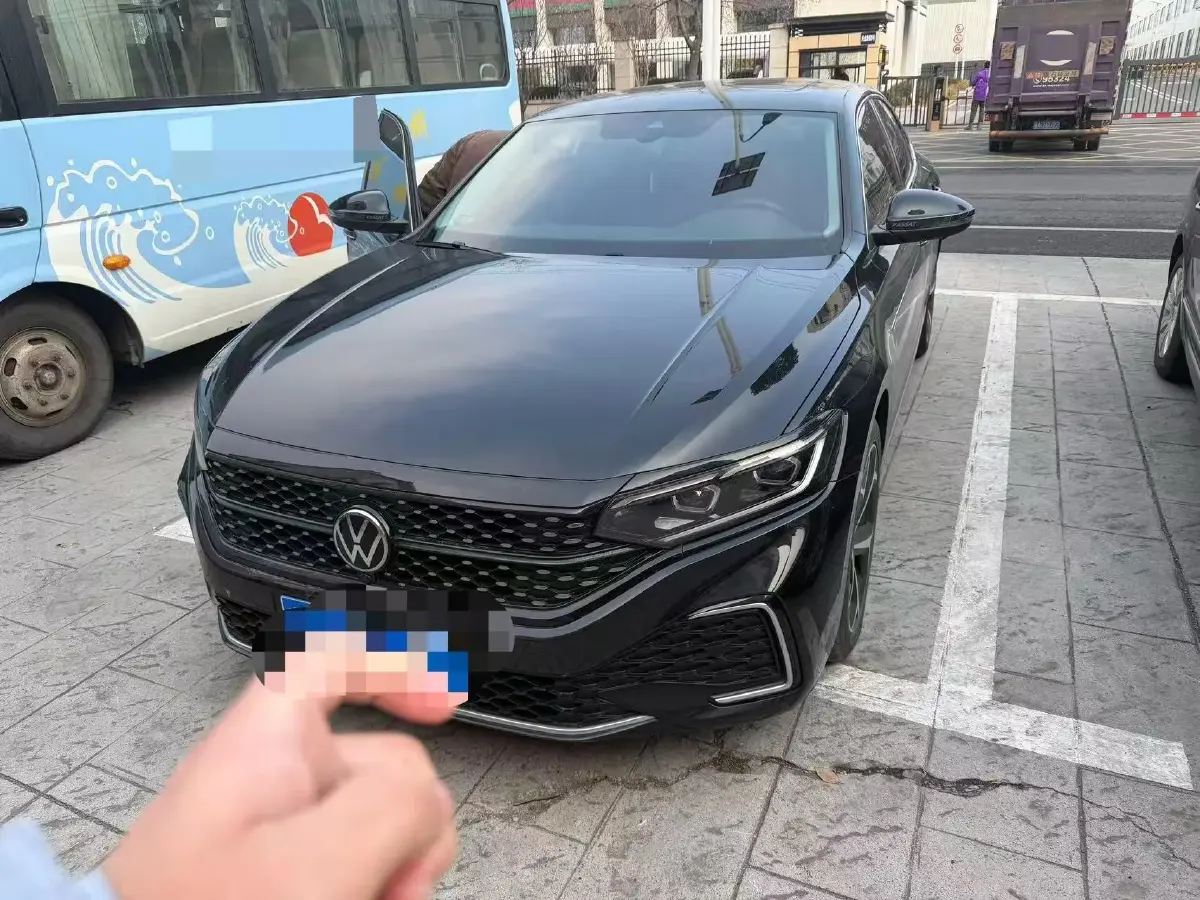 2024 Volkswagen Passat 2.0T 220HP L4 7DCT