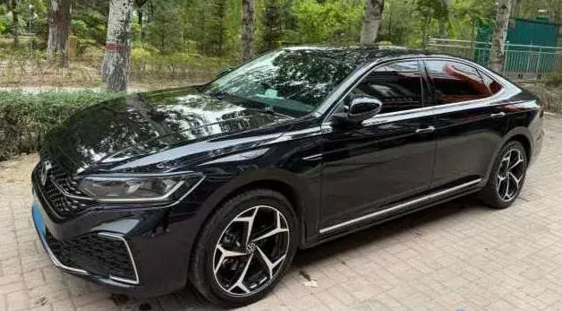 2025 Volkswagen Passat 2.0T 220HP L4 7DCT