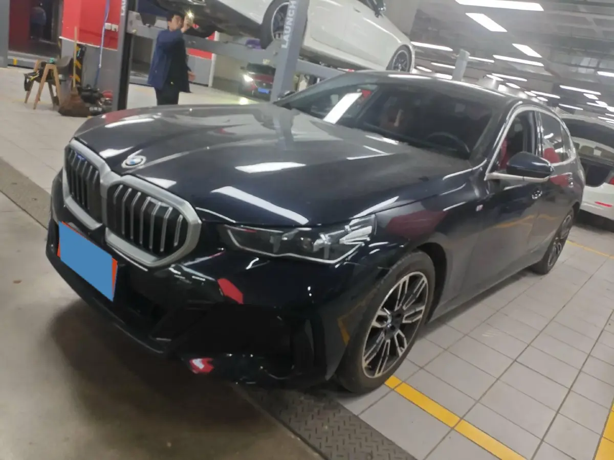 2025 BMW 5 Series 2.0T 190HP L4 8AT