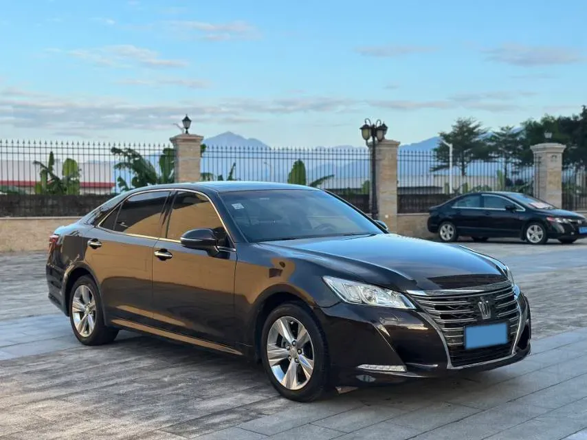 2015 Toyota Crown 2.0T 235HP L4 8AT,autocango,china used car exporter,china ev exporter,chinese used car exporter,chinese used ev exporter