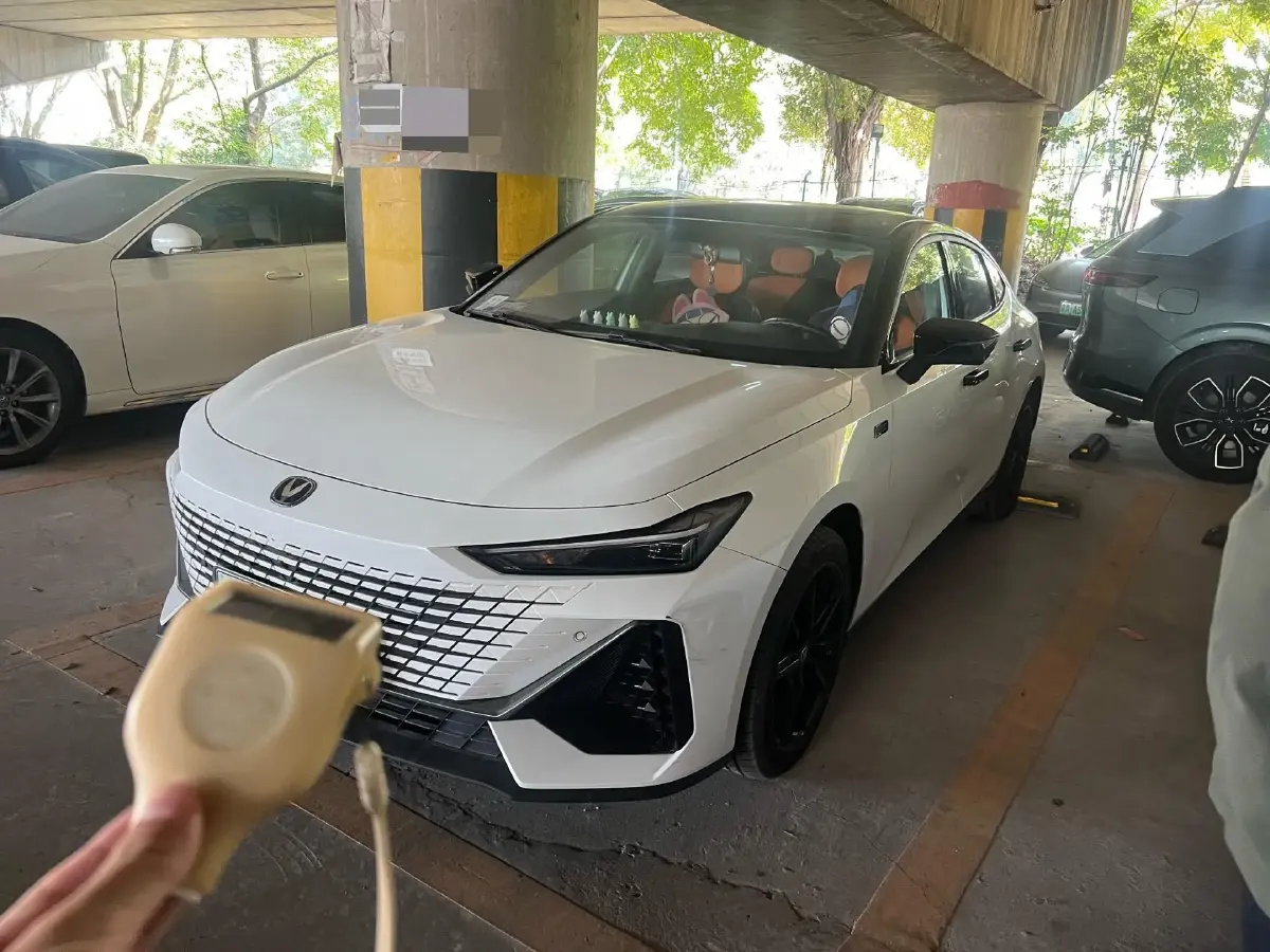 2023 ChangAn UNI-V iDD 1.5T 170HP L4 6TCT PHEV 18.4KWH