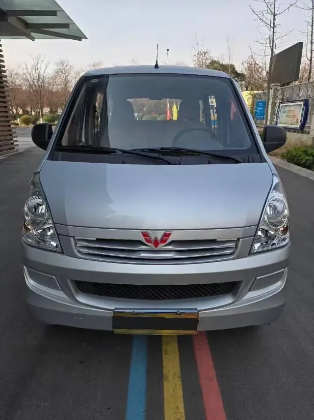 2022 WuLing RongGuang S 1.2L 76HP L4 5MT,autocango,china used car exporter,china ev exporter,chinese used car exporter,chinese used ev exporter