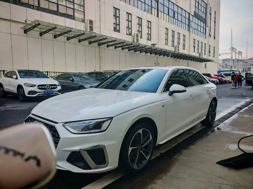 2022 Audi A4L 2.0T 190HP L4 7DCT