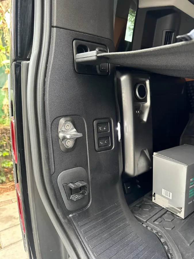 2023 Land Rover Defender 3.0T 400HP L6 8AT,autocango,china used car exporter,china ev exporter,chinese used car exporter,chinese used ev exporter