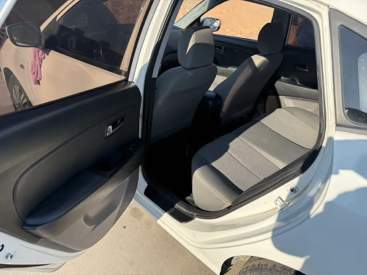 2016 Venucia T70 1.6L 121HP L4 5MT,autocango,china used car exporter,china ev exporter,chinese used car exporter,chinese used ev exporter