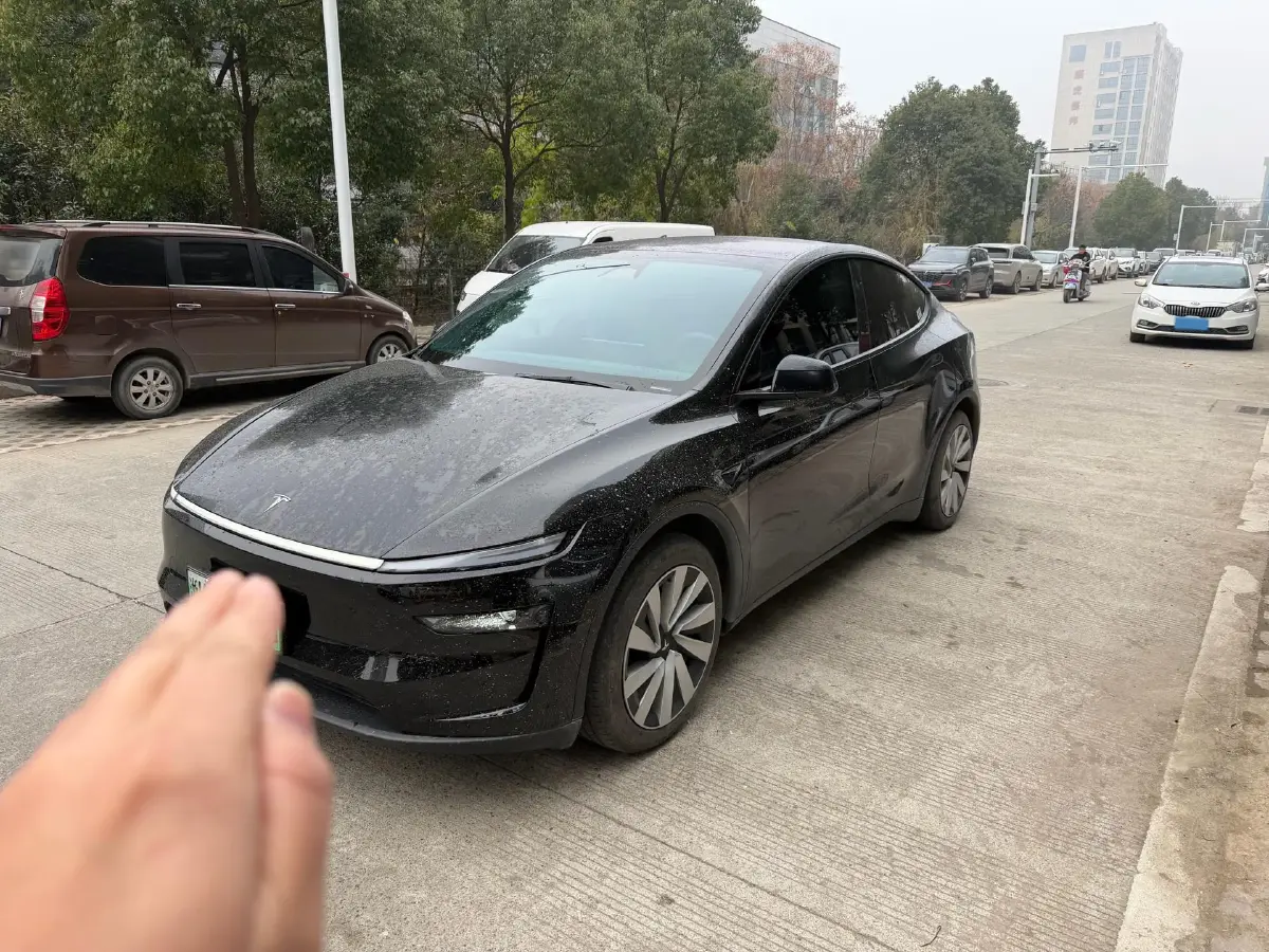 2025 Tesla Model Y BEV 62.5KWH