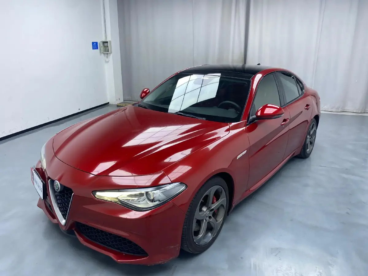 2017 Alfa Romeo Giulia 2.0T 280HP L4 8AT