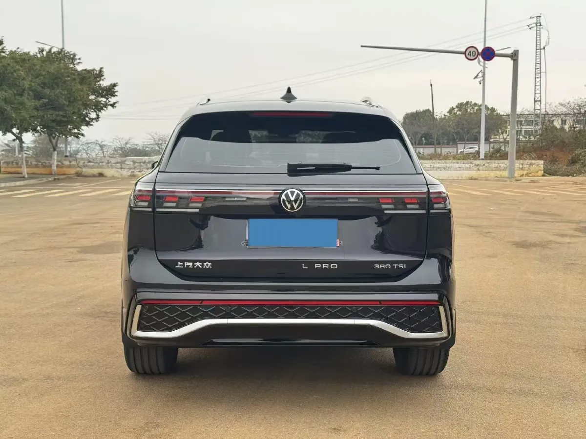 2025 Volkswagen Tiguan L 2.0T 220HP L4 7DCT,autocango,china used car exporter,china ev exporter,chinese used car exporter,chinese used ev exporter