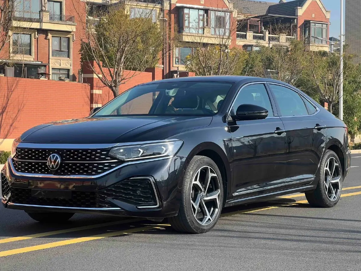 2024 Volkswagen Passat 2.0T 220HP L4 7DCT