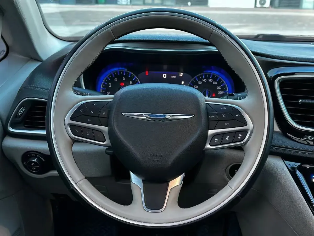 2017 Chrysler Pacifica 3.6L 279HP V6 9AT,autocango,china used car exporter,china ev exporter,chinese used car exporter,chinese used ev exporter