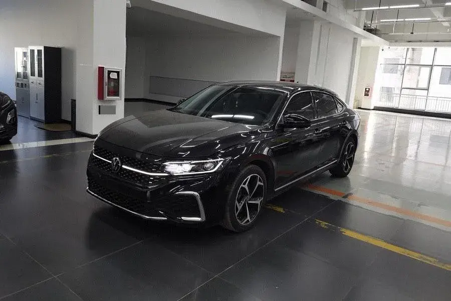 2023 Volkswagen Passat 2.0T 186HP L4 7DCT