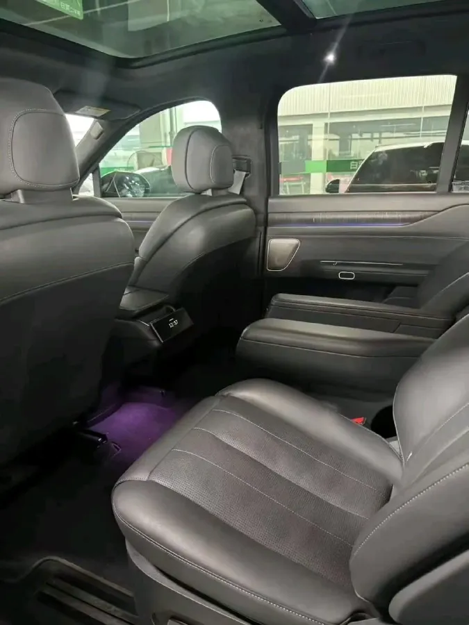 2024 Porsche Macan All-Electric BEV 100KWH,autocango,china used car exporter,china ev exporter,chinese used car exporter,chinese used ev exporter